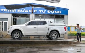 Zdjęcie do artykułu: Mycie samochodu po lesie – jak usunąć żywicę?